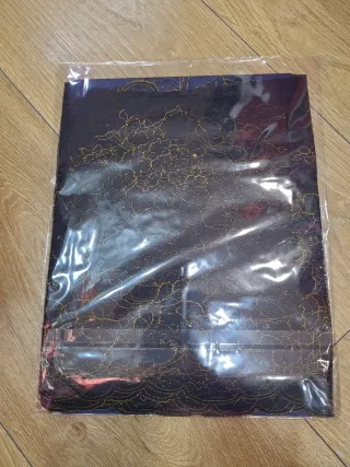 Mantilla triangular encaje marrón y dorado