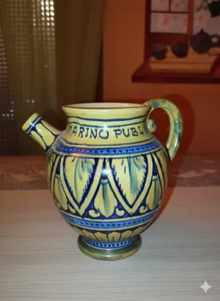 Brocca antica in maiolica decorata