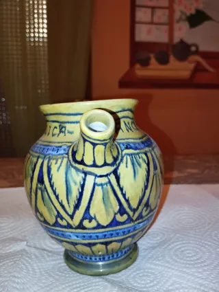 Brocca antica in maiolica decorata