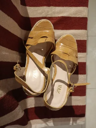 Sandalias cuña esparto efecto piel