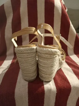 Sandalias cuña esparto efecto piel