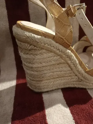 Sandalias cuña esparto efecto piel