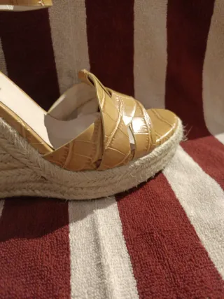 Sandalias cuña esparto efecto piel