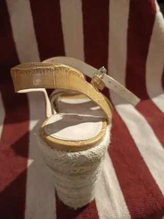 Sandalias cuña esparto efecto piel