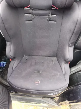 Silla de coche negra marca Asalvo