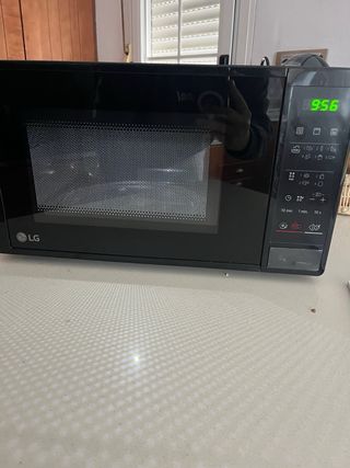 Microondas con Grill y Display Digit. LG MH6042D