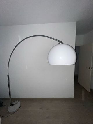 Lámpara de pie diseño arco plateado y blanco
