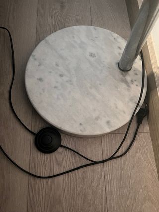 Lámpara de pie diseño arco plateado y blanco