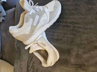 Tenis Reebok Beige y Blanco