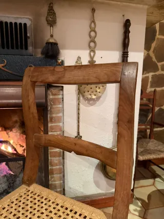 Silla de madera con asiento de yute