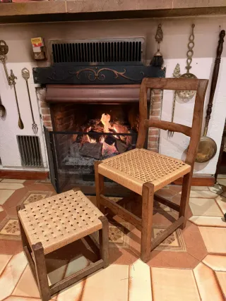 Silla de madera con asiento de yute