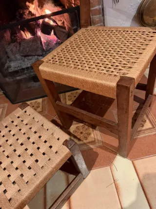Silla de madera con asiento de yute