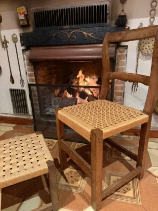 Silla de madera con asiento de yute