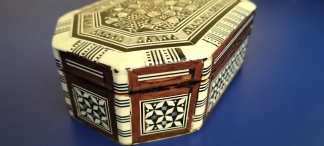 Antigua Caja Joyero Madera, de origen oriental.