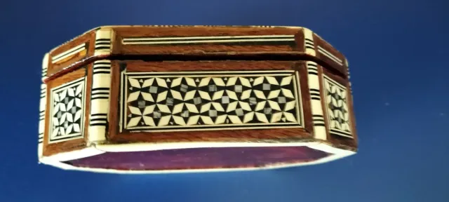 Antigua Caja Joyero Madera, de origen oriental.