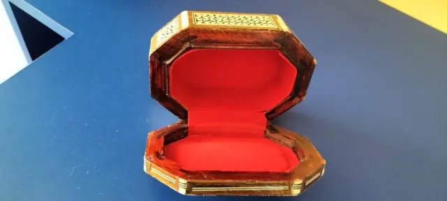 Antigua Caja Joyero Madera, de origen oriental.