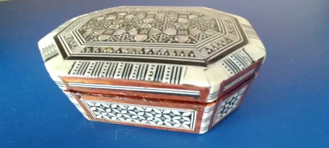 Antigua Caja Joyero Madera, de origen oriental.