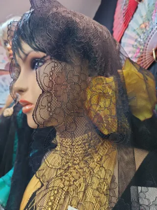 Mantilla triangular encaje negro.