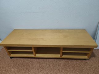 Mueble de salón de madera con ruedas