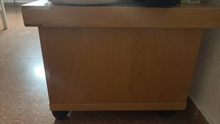 Mueble de salón de madera con ruedas