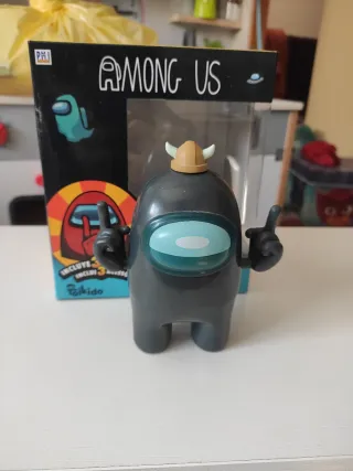 Muñeco Among Us Negro con Casco Vikingo