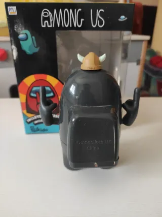 Muñeco Among Us Negro con Casco Vikingo