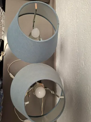 Lámparas de mesa azules y negras