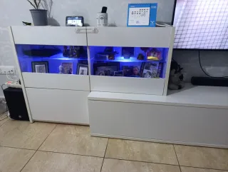Mueble de comedor blanco y con led azules