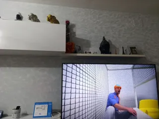 Mueble de comedor blanco y con led azules