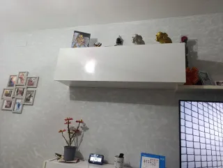 Mueble de comedor blanco y con led azules