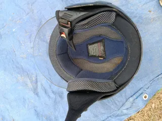 Casco de moto negro con visera