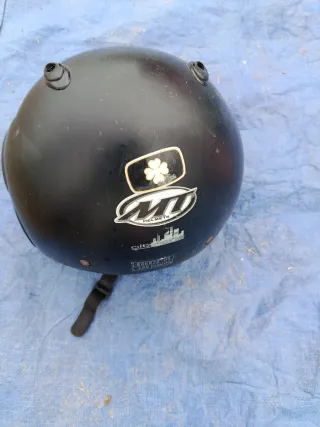 Casco de moto negro con visera