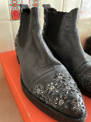 Stivaletti CafèNoir neri con fiori