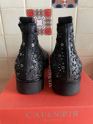 Stivaletti CafèNoir neri con fiori