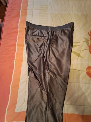 Traje de hombre plateado