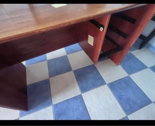 Scrivania in legno con cassetti