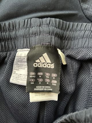 Pantalones deportivos azul y dorado