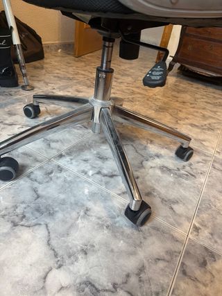 Silla de oficina ergonómica negra