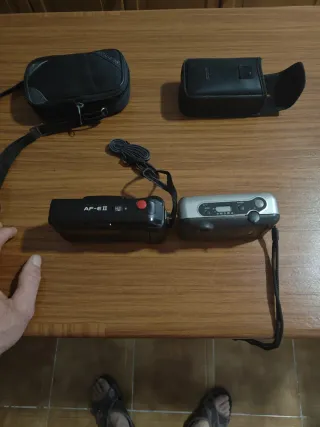 Due fotocamere (nera e argentata)