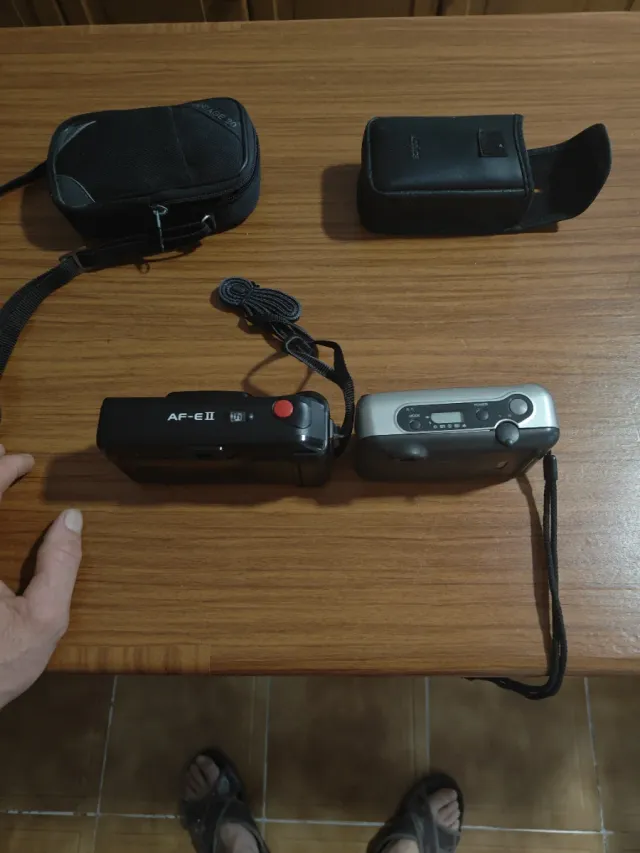 Dos cámaras de fotos (negra y plateada)