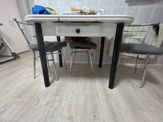 Mesa y 4 sillas de cocina