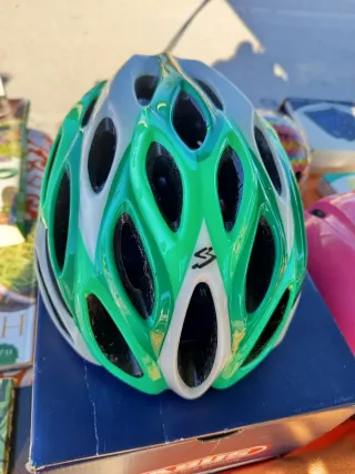 Casco de bicicleta verde y blanco