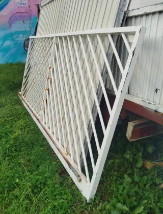 Puerta corredera metálica blanca