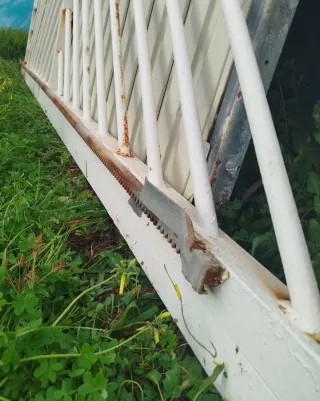 Puerta corredera metálica blanca