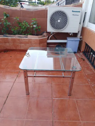Mesa de cristal y metal