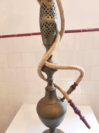 Shisha antigua metal grabado 1,57m, decoración