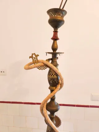 Shisha antigua metal grabado 1,57m, decoración