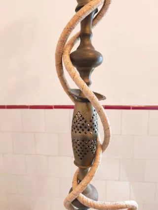 Shisha antigua metal grabado 1,57m, decoración