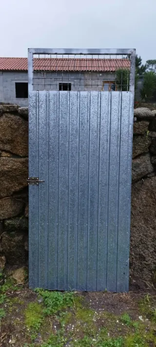 Puerta de hierro galvanizado