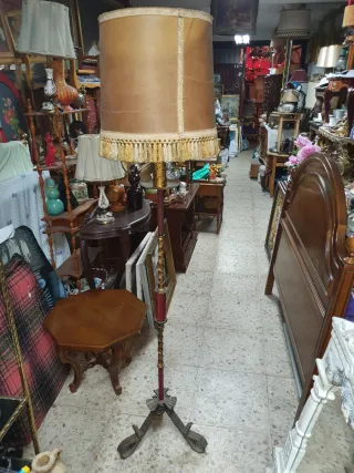 Lámpara de pie vintage marrón y dorada